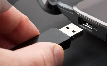 Acer Laptop Lights Flashing When Plugged In: What It Means