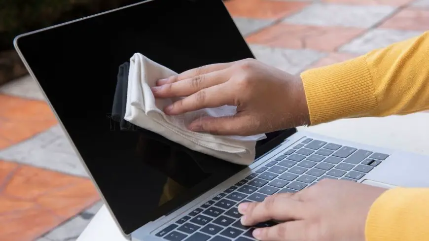 Best Guide: How to Clean a Lenovo Laptop Screen Without Damaging It